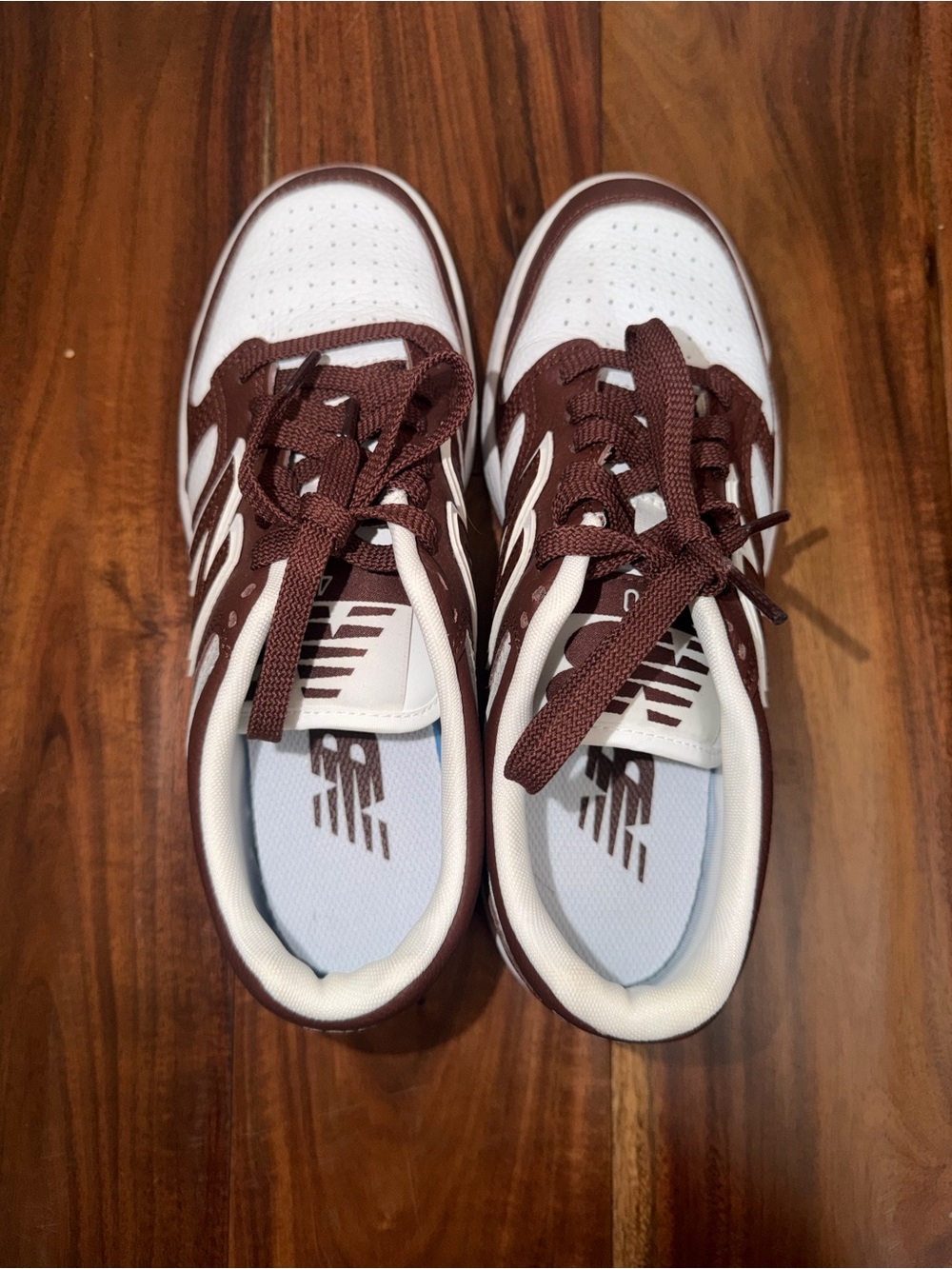 New Balance Kids Low-Top Sneakers in Brown and White